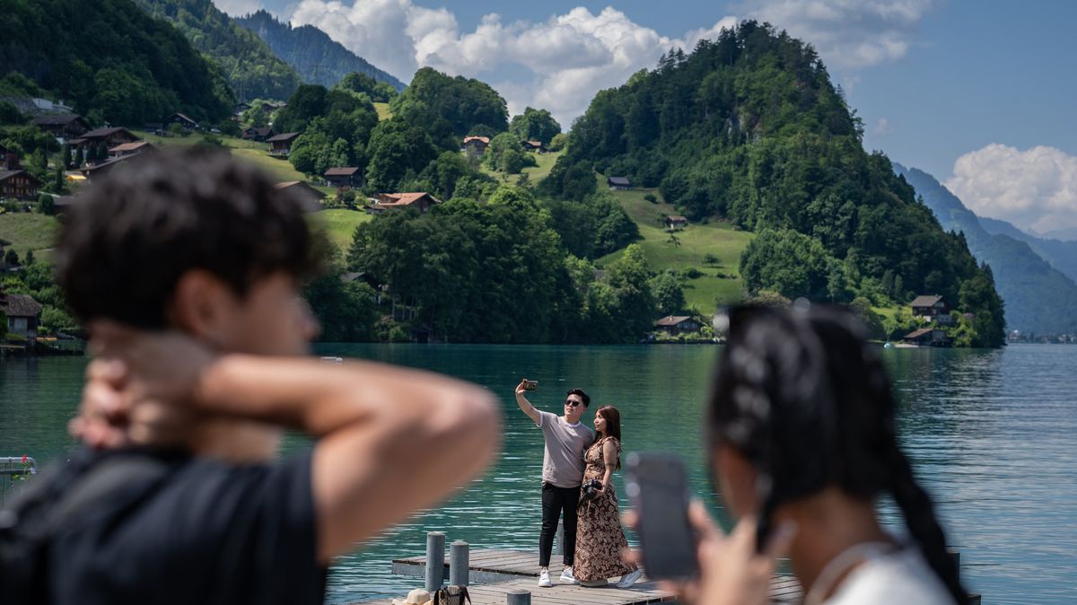 Fotky: Asijští turisté obsadili švýcarskou vesnici. Kvůli seriálu